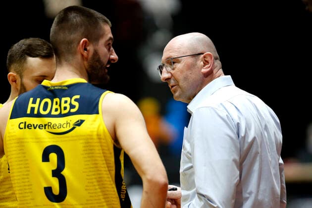 26.03.2021, easyCredit Basketball Bundesliga, BBL, Saison 2020 2021, Herren, Chemnitz Niners - EWE Basket Oldenburg Braydon Hobbs, EWE Baskets Oldenburg im Gespräch mit Mladen Drijencic (Headcoach), EWE Baskets Oldenburg Chemnitz Messe Chemnitz Sachsen Germany