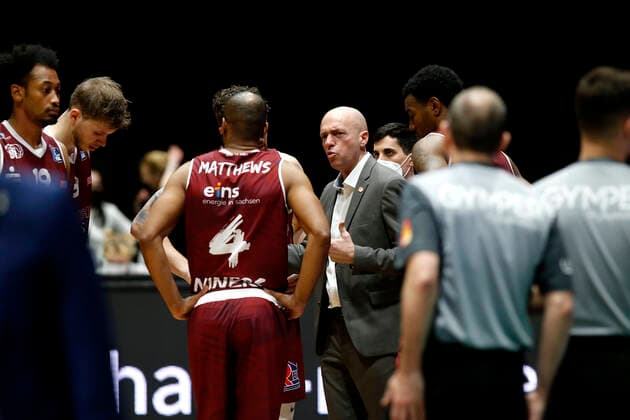 26.03.2021, easyCredit Basketball Bundesliga, BBL, Saison 2020 2021, Herren, Chemnitz Niners - EWE Basket Oldenburg Rodrigo Pastore (Headcoach), Niners Chemnitz im Gespräch mit seinen Spielern Chemnitz Messe Chemnitz Sachsen Germany