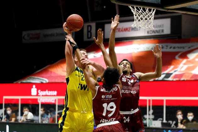 26.03.2021, easyCredit Basketball Bundesliga, BBL, Saison 2020 2021, Herren, Chemnitz Niners - EWE Basket Oldenburg Rasid Mahalbasic, EWE Baskets Oldenburg, Jonathan Williams, Niners Chemnitz Chemnitz Messe Chemnitz Sachsen Germany