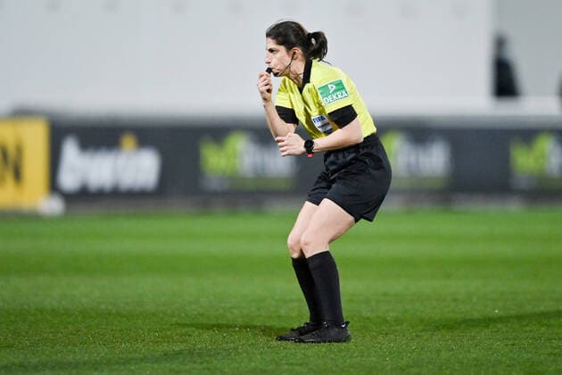 Dr. Riem Hussein (Schiedsrichterin) pfeifft, 3 26 2021, Leverkusen (Deutschland), Fussball, Flyeralarm Frauen-Bundesliga, Bayer 04 Leverkusen - Eintracht Frankfurt, DFB DFL REGULATIONS PROHIBIT ANY USE OF PHOTOGRAPHS AS IMAGE SEQUENCES AND OR QUASI-VIDEO.