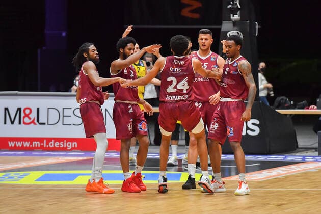 Chemnitz, Deutschland 26. Maerz 2021: BBL - 2020 2021 - Niners Chemnitz vs. EWE Baskets Oldenburg Abklatschen der Spieler der Niners Chemnitz Messe Chemnitz Sachsen Copyright: xFotostandx xDostmannx