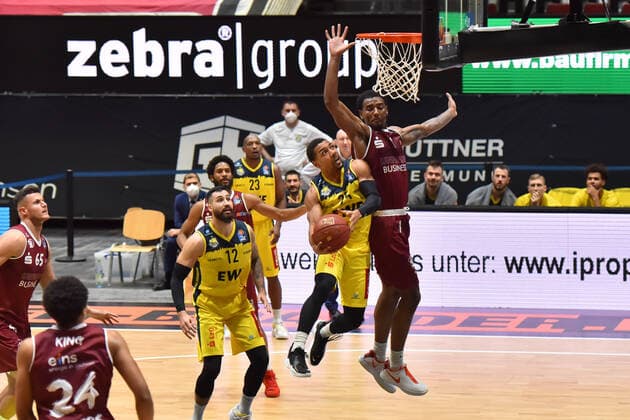 Chemnitz, Deutschland 26. Maerz 2021: BBL - 2020 2021 - Niners Chemnitz vs. EWE Baskets Oldenburg v. li. im Zweikampf Phil Pressey (Oldenburg) und Isiaha Mike (Chemnitz) Messe Chemnitz Sachsen Copyright: xFotostandx xDostmannx
