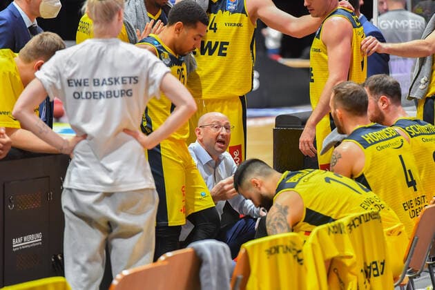 Sport Bilder des Tages Chemnitz, Deutschland 26. Maerz 2021: BBL - 2020 2021 - Niners Chemnitz vs. EWE Baskets Oldenburg Mannschaftsbesprechung mit Trainer Mladen Drijencic (Oldenburg) Messe Chemnitz Sachsen Copyright: xFotostandx xDostmannx