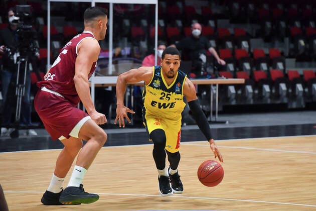 Chemnitz, Deutschland 26. Maerz 2021: BBL - 2020 2021 - Niners Chemnitz vs. EWE Baskets Oldenburg v. li. im Zweikampf Filip Stanic (Chemnitz) und Phil Pressey (Oldenburg) Messe Chemnitz Sachsen Copyright: xFotostandx xDostmannx