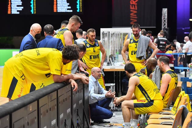 Chemnitz, Deutschland 26. Maerz 2021: BBL - 2020 2021 - Niners Chemnitz vs. EWE Baskets Oldenburg Mannschaftsbesprechung mit Trainer Mladen Drijencic (Oldenburg) Messe Chemnitz Sachsen Copyright: xFotostandx xDostmannx