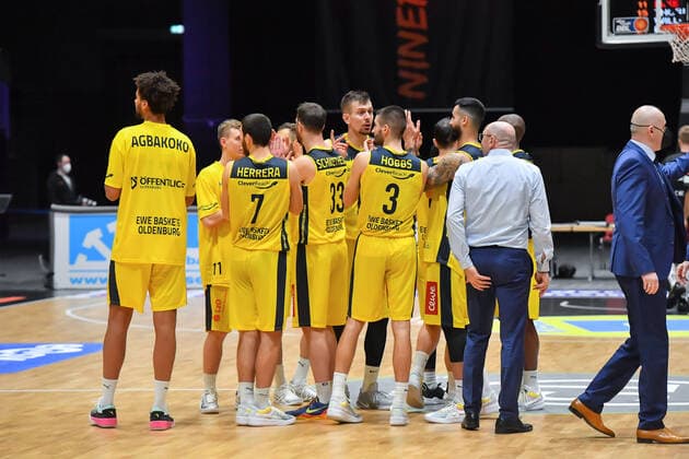 Chemnitz, Deutschland 26. Maerz 2021: BBL - 2020 2021 - Niners Chemnitz vs. EWE Baskets Oldenburg Mannschaftskreis von der Mannschaft von Oldenburg nach dem 98:92 Sieg Messe Chemnitz Sachsen Copyright: xFotostandx xDostmannx