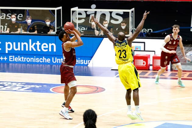 26.03.2021, easyCredit Basketball Bundesliga, BBL, Saison 2020 2021, Herren, Chemnitz Niners - EWE Basket Oldenburg George King, Niners Chemnitz, Rickey Paulding, EWE Baskets Oldenburg Chemnitz Messe Chemnitz Sachsen Germany