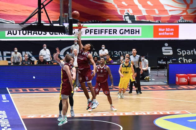 Chemnitz, Deutschland 26. Maerz 2021: BBL - 2020 2021 - Niners Chemnitz vs. EWE Baskets Oldenburg Korbwurf von George King (Chemnitz) Messe Chemnitz Sachsen Copyright: xFotostandx xDostmannx