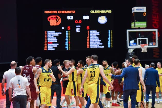 Sport Bilder des Tages Chemnitz, Deutschland 26. Maerz 2021: BBL - 2020 2021 - Niners Chemnitz vs. EWE Baskets Oldenburg Abklatschen der Spieler beider Mannschaften mit der Anzeigetafel und dem 92:98 Endstand im Hintergrund. Messe Chemnitz Sachsen Copyright: xFotostandx xDostmannx