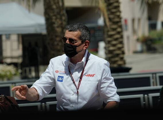 Formula 1 Gulf Air Bahrain Grand Prix 2021 27.03.2021, Bahrain International Circuit, Sakhir, Formula 1 Gulf Air Bahrain Grand Prix 2021 ,im Bild Teamchef Günther Steiner (Haas F1 Team) im Gespräch mit Journalisten.