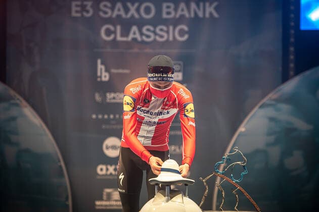 Radsport, E3 Harelbeke - Roboter führt Siegerehrung durch Kasper Asgreen (DEN DK - Deceuninck-Quick Step) bei der Siegerehrung - hier bei der Siegerzeremonie mit eigenstaendiger Uebernahme der Medaille von einem ferngesteuerten Roboter der die Ehrendamen Podiumsdamen Hostessen wegen der Covid-19 Corona Pandemie und der angemahnten Kontaktbeschraenkungen ersetzt - hier abgeschottet in der Sporthalle von Harelbeke ohne Zuschauer wegen der Covid-19 Corona Pandemie - Podium - Siegerehrung - Ehrung - Auszeichnung - Zeremonie - Zelebrierung - Ceremony - Jubel - Freude - Luck - Emotion - Emotionen - Mimik - Mimic - Gestik - Gestic - Querformat quer horizontal Event Veranstaltung: 64. E3 Saxo Bank Classic - Harelbeke nach to Harelbeke 203.9 km - Ort Location: Harelbeke - Region: West-Vlaanderen (Flandern) - Land Country: Belgien Belgium - Datum Date: 26.03.2021