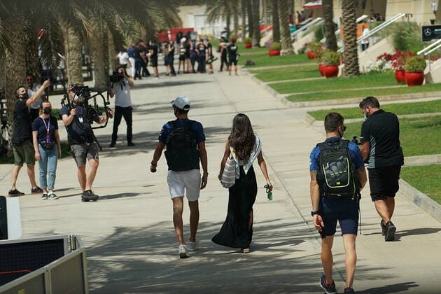 Formula 1 Gulf Air Bahrain Grand Prix 2021 27.03.2021, Bahrain International Circuit, Sakhir, Formula 1 Gulf Air Bahrain Grand Prix 2021 ,im Bild George Russel (GBR 63), Williams Racing mit Freundin