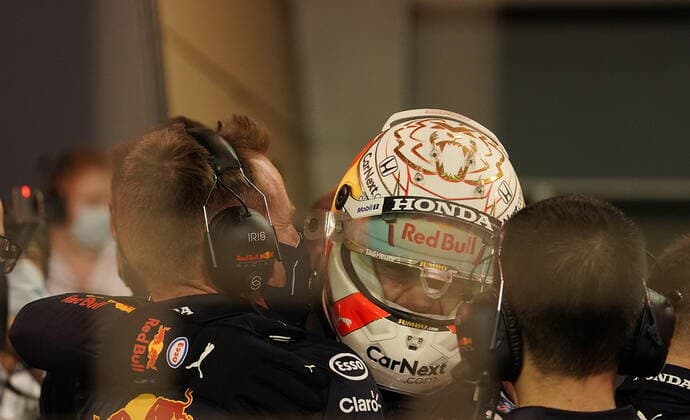 Formula 1 Gulf Air Bahrain Grand Prix 2021 27.03.2021, Bahrain International Circuit, Sakhir, Formula 1 Gulf Air Bahrain Grand Prix 2021 ,im Bild Poleposition für Max Verstappen (NEL 33), Red Bull Racing Honda, dieser freut sich mit seinen Mechanikern.