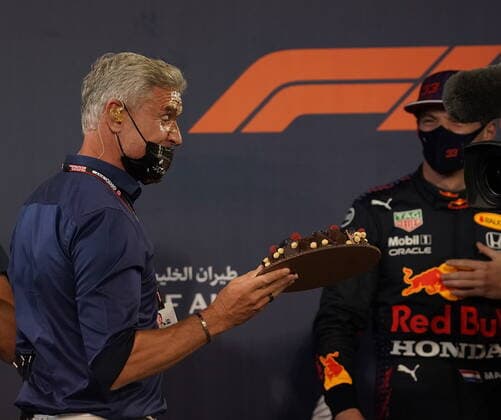 Formula 1 Gulf Air Bahrain Grand Prix 2021 27.03.2021, Bahrain International Circuit, Sakhir, Formula 1 Gulf Air Bahrain Grand Prix 2021 ,im Bild Max Verstappen (NEL 33), Red Bull Racing Honda überreicht David Coulthard zu seinem 50.Geburtstag eine Torte und wift sie ihm ins Gesicht.