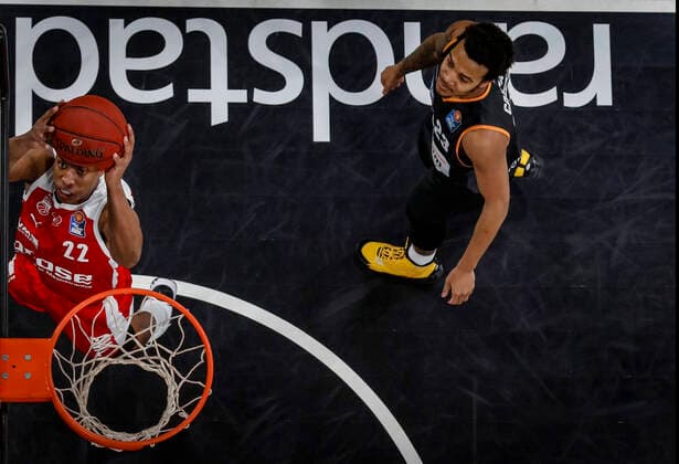 links Devon Hall (Brose Bamberg, 22) rechts 23 Troy Caupain (ratiopharm Ulm) Brose Bamberg - ratiopharm Ulm - easyCredit-BBL - Basketball Bundesliga - Basketball Saison 2020 21 - 25. Spieltag, 27.03.2021 Bamberg, Brose Arena Copyright: DanielxLöb