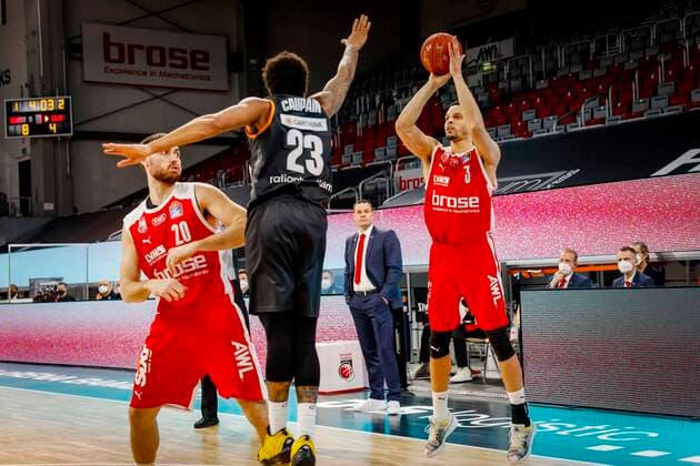 rechts Dominic Lockhart (Brose Bamberg, 03) Mitte 23 Troy Caupain (ratiopharm Ulm) links Chase Fieler (Brose Bamberg, 20) Brose Bamberg - ratiopharm Ulm - easyCredit-BBL - Basketball Bundesliga - Basketball Saison 2020 21 - 25. Spieltag, 27.03.2021 Bamberg, Brose Arena Copyright: DanielxLöb