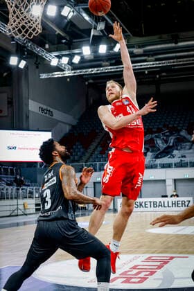 links 03 Cameron Clark (ratiopharm Ulm) rechts Christian Sengfelder (Brose Bamberg, 43) Brose Bamberg - ratiopharm Ulm - easyCredit-BBL - Basketball Bundesliga - Basketball Saison 2020 21 - 25. Spieltag, 27.03.2021 Bamberg, Brose Arena Copyright: DanielxLöb