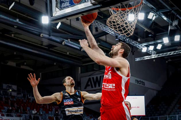 links 07 John Petrucelli (ratiopharm Ulm) rechts David Kravish (Brose Bamberg, 45) Brose Bamberg - ratiopharm Ulm - easyCredit-BBL - Basketball Bundesliga - Basketball Saison 2020 21 - 25. Spieltag, 27.03.2021 Bamberg, Brose Arena Copyright: DanielxLöb