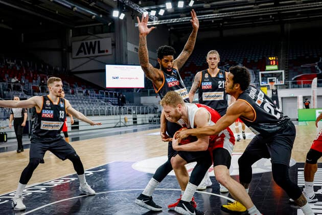 vorne Mitte Christian Sengfelder (Brose Bamberg, 43) Mitte links 03 Cameron Clark (ratiopharm Ulm) hinten 21 Dylan Ostekowski (ratiopharm Ulm) rechts 23 Troy Caupain (ratiopharm Ulm) links 13 Andreas Obst (ratiopharm Ulm) Brose Bamberg - ratiopharm Ulm - easyCredit-BBL - Basketball Bundesliga - Basketball Saison 2020 21 - 25. Spieltag, 27.03.2021 Bamberg, Brose Arena Copyright: DanielxLöb
