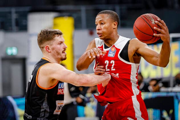 links 13 Andreas Obst (ratiopharm Ulm) rechts Devon Hall (Brose Bamberg, 22) Brose Bamberg - ratiopharm Ulm - easyCredit-BBL - Basketball Bundesliga - Basketball Saison 2020 21 - 25. Spieltag, 27.03.2021 Bamberg, Brose Arena Copyright: DanielxLöb