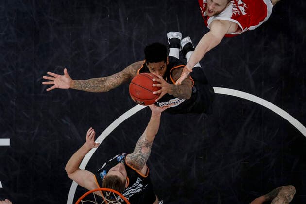 MItte 03 Cameron Clark (ratiopharm Ulm) oben Christian Sengfelder (Brose Bamberg, 43) Brose Bamberg - ratiopharm Ulm - easyCredit-BBL - Basketball Bundesliga - Basketball Saison 2020 21 - 25. Spieltag, 27.03.2021 Bamberg, Brose Arena Copyright: DanielxLöb