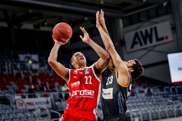 links Devon Hall (Brose Bamberg, 22) rechts 23 Troy Caupain (ratiopharm Ulm) Brose Bamberg - ratiopharm Ulm - easyCredit-BBL - Basketball Bundesliga - Basketball Saison 2020 21 - 25. Spieltag, 27.03.2021 Bamberg, Brose Arena Copyright: DanielxLöb