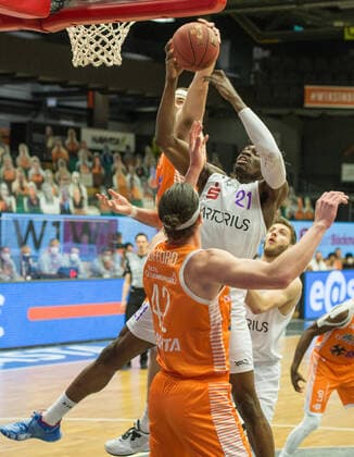 GER, Basketball, RASTA Vechta vs BG Göttingen 27.03.2021, RASTA Dome, Vechta, GER, easy Credit-BBL, RASTA Vechta vs BG Göttingen, im Bild Jesse HUNT ( Rasta Vechta 34 ) Tai ODIASE ( BG Göttingen 21 ) Dennis CLIFFORD (Rasta Vechta 42 )