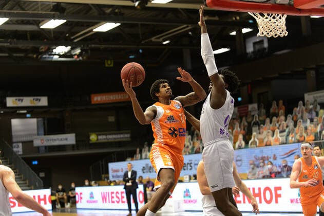 Edgar SOSA (12 Rasta Vechta), Tai ODIASE (21 BG Goettingen) ; Rasta Vechta vs BG Göttingen, Basketball, easyCredit BBL Bundesliga, 27.03.2021, 25. Spieltag, Saison 2020 2021 ; Copyright: xErikxHillmer EIBNERx EP_ehr Rasta Vechta vs BG Göttingen, Basketball, easyCredit BBL Bundesliga, 27.03.2021, 25. Spieltag, Saison 2020 2021 Vechta Copyright: xErikxHillmer EIBNERx EP_ehr