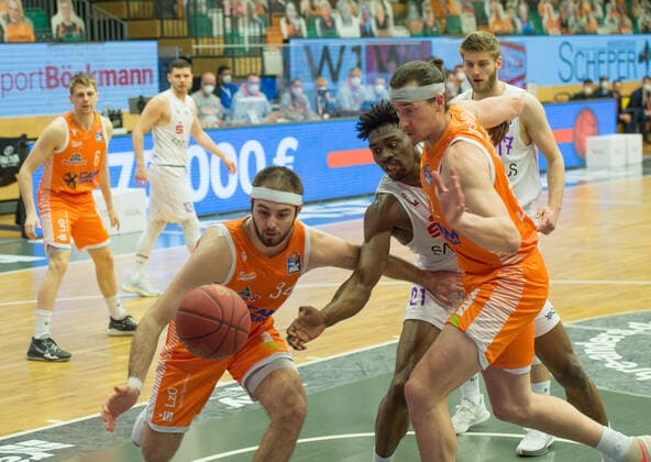 GER, Basketball, RASTA Vechta vs BG Göttingen 27.03.2021, RASTA Dome, Vechta, GER, easy Credit-BBL, RASTA Vechta vs BG Göttingen, im Bild Jesse HUNT ( Rasta Vechta 34 ) Tai ODIASE ( BG Göttingen 21 ) Dennis CLIFFORD (Rasta Vechta 42 )