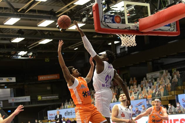 Edgar SOSA (12 Rasta Vechta) wird geblockt von Tai ODIASE (21 BG Goettingen) ; Rasta Vechta vs BG Göttingen, Basketball, easyCredit BBL Bundesliga, 27.03.2021, 25. Spieltag, Saison 2020 2021 ; Copyright: xErikxHillmer EIBNERx EP_ehr Rasta Vechta vs BG Göttingen, Basketball, easyCredit BBL Bundesliga, 27.03.2021, 25. Spieltag, Saison 2020 2021 Vechta Copyright: xErikxHillmer EIBNERx EP_ehr