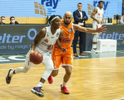 GER, Basketball, RASTA Vechta vs BG Göttingen 27.03.2021, RASTA Dome, Vechta, GER, easy Credit-BBL, RASTA Vechta vs BG Göttingen, im Bild Deishuan BOOKER ( BG Göttingen 1 ) Stefan PENO (Rasta Vechta 4 )