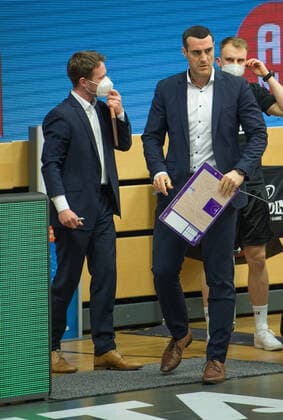 GER, Basketball, RASTA Vechta vs BG Göttingen 27.03.2021, RASTA Dome, Vechta, GER, easy Credit-BBL, RASTA Vechta vs BG Göttingen, im Bild Auzeit Goettingen Roel MOORS (BG Göttingen Headcoach ) mit Brett und Thomas CRAB (BG Göttingen Assistant Coach )