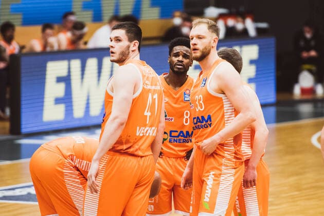easyCredit-BBL: 25. Spieltag - RASTA Vechta vs. BG Goettingen, 27.03.2021 Will Vorhees (RASTA Vechta, 41), Joshua Adam Young (RASTA Vechta, 8), Robin Manuel Christen (RASTA Vechta, 33); easyCredit-BBL: 25. Spieltag - RASTA Vechta vs. BG Goettingen am 27.03.2021 in Vechta (RASTA Dome), Germany, Copyright: xBEAUTIFULxSPORTS Neddermannx