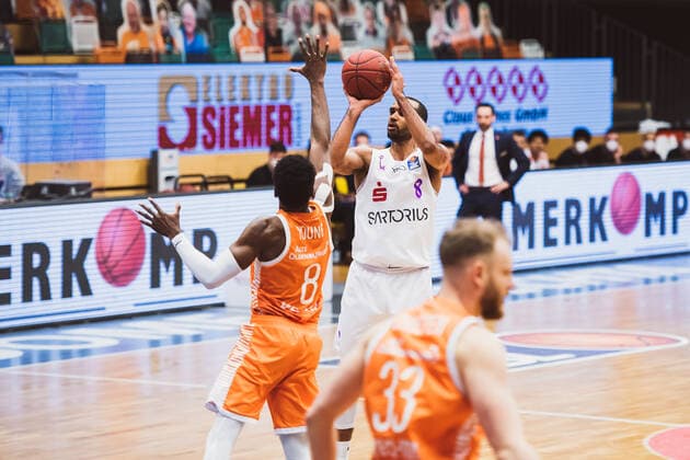easyCredit-BBL: 25. Spieltag - RASTA Vechta vs. BG Goettingen, 27.03.2021 Joshua Adam Young (RASTA Vechta, 8), Akeem David Vargas (BG Goettingen, 8); easyCredit-BBL: 25. Spieltag - RASTA Vechta vs. BG Goettingen am 27.03.2021 in Vechta (RASTA Dome), Germany, Copyright: xBEAUTIFULxSPORTS Neddermannx