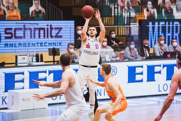 easyCredit-BBL: 25. Spieltag - RASTA Vechta vs. BG Goettingen, 27.03.2021 Rihards Lomazs (BG Goettingen, 13), Tim Hasbargen (RASTA Vechta, 6); easyCredit-BBL: 25. Spieltag - RASTA Vechta vs. BG Goettingen am 27.03.2021 in Vechta (RASTA Dome), Germany, Copyright: xBEAUTIFULxSPORTS Neddermannx