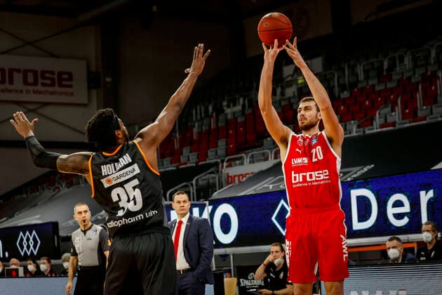 links 35 Aric Holman (ratiopharm Ulm) rechts Chase Fieler (Brose Bamberg, 20) Brose Bamberg - ratiopharm Ulm - easyCredit-BBL - Basketball Bundesliga - Basketball Saison 2020 21 - 25. Spieltag, 27.03.2021 Bamberg, Brose Arena Copyright: DanielxLöb
