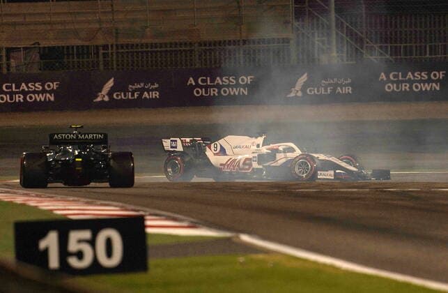 Sport Bilder des Tages Formula 1 Gulf Air Bahrain Grand Prix 2021 27.03.2021, Bahrain International Circuit, Sakhir, Formula 1 Gulf Air Bahrain Grand Prix 2021 ,im Bild Dreher von Nikita Mazepin (RUS 9), Haas F1 Team, Sebastian Vettel (DEU 5), Aston Martin Cognizant Formula One Team fährt vorbei.