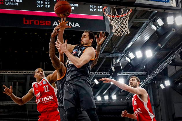 Mitte 07 John Petrucelli (ratiopharm Ulm) links Devon Hall (Brose Bamberg, 22) rechts David Kravish (Brose Bamberg, 45) Brose Bamberg - ratiopharm Ulm - easyCredit-BBL - Basketball Bundesliga - Basketball Saison 2020 21 - 25. Spieltag, 27.03.2021 Bamberg, Brose Arena Copyright: DanielxLöb