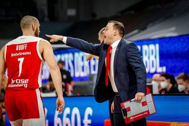 rechts Headcoach Johan Roijakkers (Brose Bamberg) Brose Bamberg - ratiopharm Ulm - easyCredit-BBL - Basketball Bundesliga - Basketball Saison 2020 21 - 25. Spieltag, 27.03.2021 Bamberg, Brose Arena Copyright: DanielxLöb