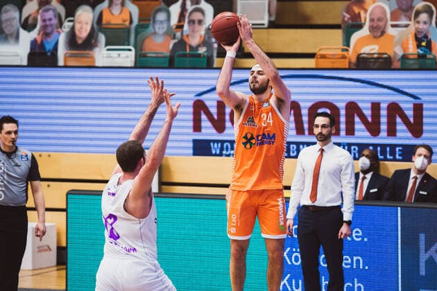 easyCredit-BBL: 25. Spieltag - RASTA Vechta vs. BG Goettingen, 27.03.2021 Harper James Kamp (BG Goettingen, 18), Jesse Johannes Hunt (RASTA Vechta, 34); easyCredit-BBL: 25. Spieltag - RASTA Vechta vs. BG Goettingen am 27.03.2021 in Vechta (RASTA Dome), Germany, Copyright: xBEAUTIFULxSPORTS Neddermannx