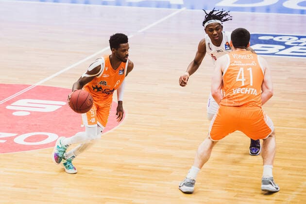easyCredit-BBL: 25. Spieltag - RASTA Vechta vs. BG Goettingen, 27.03.2021 Joshua Adam Young (RASTA Vechta, 8), Deishuan Booker (BG Goettingen, 1), Will Vorhees (RASTA Vechta, 41); easyCredit-BBL: 25. Spieltag - RASTA Vechta vs. BG Goettingen am 27.03.2021 in Vechta (RASTA Dome), Germany, Copyright: xBEAUTIFULxSPORTS Neddermannx