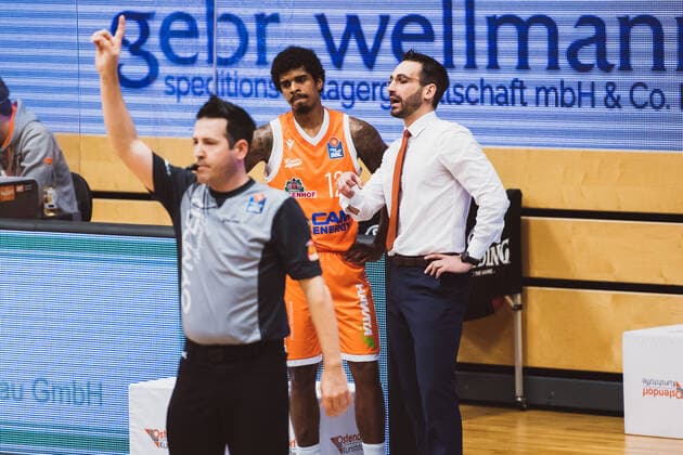 easyCredit-BBL: 25. Spieltag - RASTA Vechta vs. BG Goettingen, 27.03.2021 Edgar Sosa (RASTA Vechta, 12), Thomas Paech (RASTA Vechta, Head Coach); easyCredit-BBL: 25. Spieltag - RASTA Vechta vs. BG Goettingen am 27.03.2021 in Vechta (RASTA Dome), Germany, Copyright: xBEAUTIFULxSPORTS Neddermannx