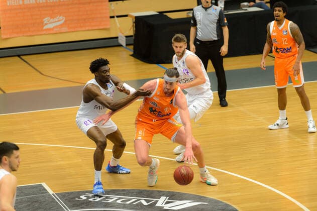 Tai ODIASE (21 BG Goettingen), Dennis CLIFFORD (42 Rasta Vechta), Mathis MÖNNINGHOFF MOENNINGHOFF (17 BG Goettingen) ; Rasta Vechta vs BG Göttingen, Basketball, easyCredit BBL Bundesliga, 27.03.2021, 25. Spieltag, Saison 2020 2021 ; Copyright: xErikxHillmer EIBNERx EP_ehr Rasta Vechta vs BG Göttingen, Basketball, easyCredit BBL Bundesliga, 27.03.2021, 25. Spieltag, Saison 2020 2021 Vechta Copyright: xErikxHillmer EIBNERx EP_ehr