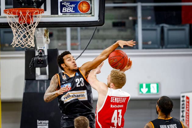 links 23 Troy Caupain (ratiopharm Ulm) blockt rechts Christian Sengfelder (Brose Bamberg, 43) Brose Bamberg - ratiopharm Ulm - easyCredit-BBL - Basketball Bundesliga - Basketball Saison 2020 21 - 25. Spieltag, 27.03.2021 Bamberg, Brose Arena Copyright: DanielxLöb