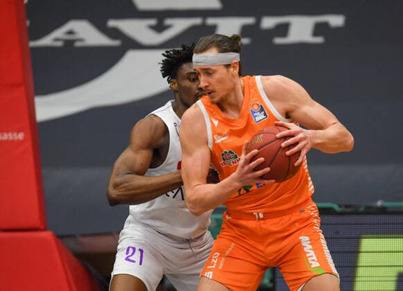 GER, Basketball, RASTA Vechta vs BG Göttingen 27.03.2021, RASTA Dome, Vechta, GER, easy Credit-BBL, RASTA Vechta vs BG Göttingen, im Bild Dennis CLIFFORD (Rasta Vechta 42 ) Tai ODIASE ( BG Göttingen 21 )