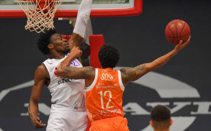 GER, Basketball, RASTA Vechta vs BG Göttingen 27.03.2021, RASTA Dome, Vechta, GER, easy Credit-BBL, RASTA Vechta vs BG Göttingen, im Bild Edgar SOSA (Rasta Vechta 12 ) Tai ODIASE ( BG Göttingen 21 )