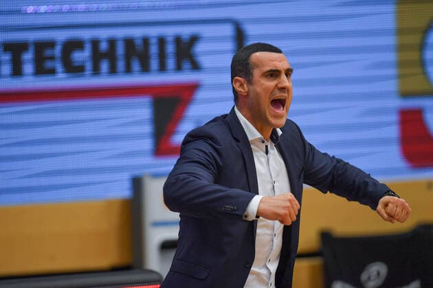 GER, Basketball, RASTA Vechta vs BG Göttingen 27.03.2021, RASTA Dome, Vechta, GER, easy Credit-BBL, RASTA Vechta vs BG Göttingen, im Bild alles muss raus Roel MOORS (BG Göttingen Headcoach )