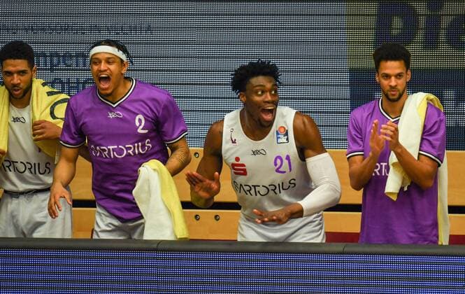 GER, Basketball, RASTA Vechta vs BG Göttingen 27.03.2021, RASTA Dome, Vechta, GER, easy Credit-BBL, RASTA Vechta vs BG Göttingen, im Bild Freude pur auf der Bank nach dem Dreier bei Marvin OMUVWIE (BG Göttingen 11 ) Nelson WEIDEMANN (BG Göttingen 2 ) Tai ODIASE ( BG Göttingen 21 ) Andrew ONWUEGBUZIE ( BG Göttingen 9