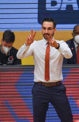 GER, Basketball, RASTA Vechta vs BG Göttingen 27.03.2021, RASTA Dome, Vechta, GER, easy Credit-BBL, RASTA Vechta vs BG Göttingen, im Bild zwei und zwei Thomas PÄCH PAECH (Rasta Vechta Headcoach Coach )