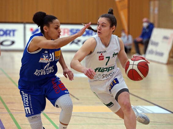 27.03.2021, xovx, Basketball Damen Bundesliga - Playoffs Viertelfinale Spiel 1, BC pharmaserv Marburg - flippo Baskets BG Göttingen v.l. Rachel Arthur (BC Pharmaserv Marburg), Jennifer Crowder (flippo Baskets BG Göttingen) Marburg Sporthalle Georg Gaßmann Stadion Hessen Deutschland (DE)
